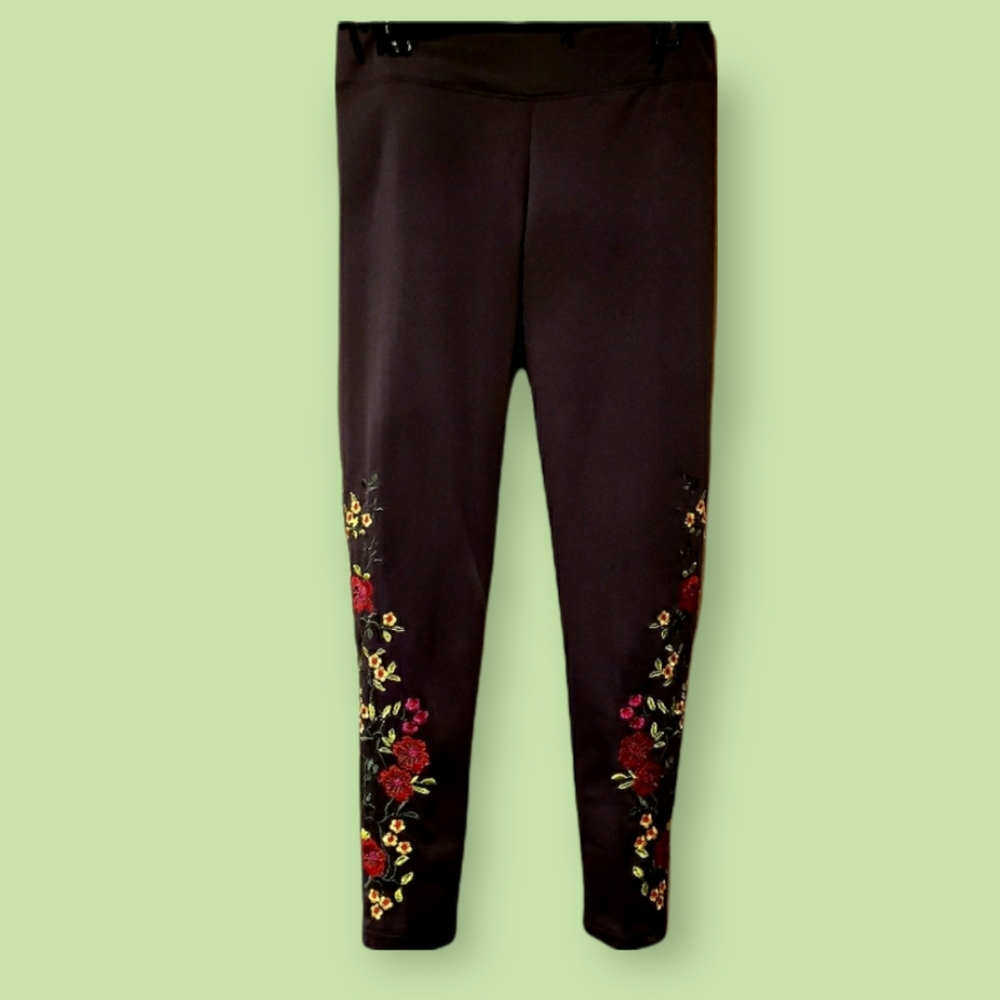 A LA TZARINA NWT Black W/Colorful Floral Embroidery Leggings - Size 1XL